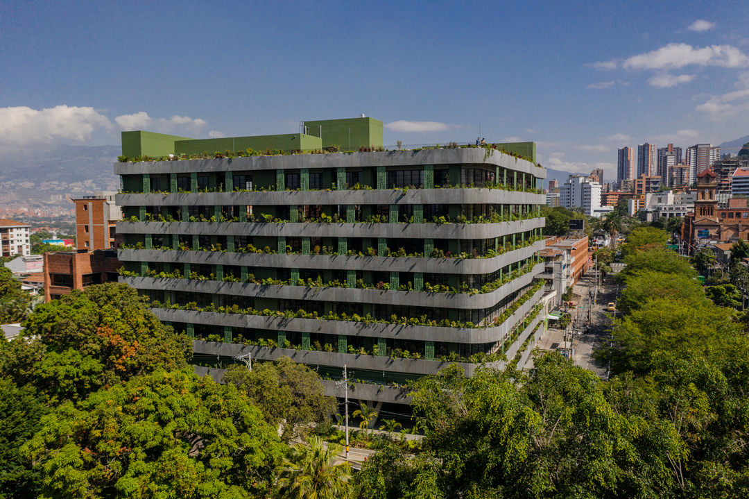 Antejardín in Medellín, Kolumbien – begrünte Architektur im urbanen Kontext